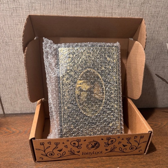 Fairyloot Exclusive Edition of Savage Blooms - Picture 5 of 6